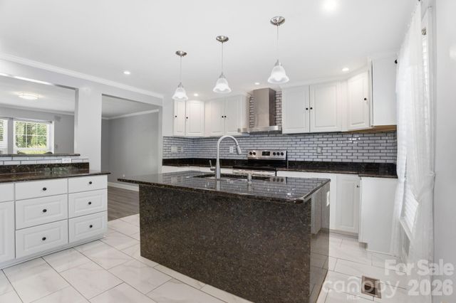 6839 Honey Hurst Lane, Charlotte, NC 28212