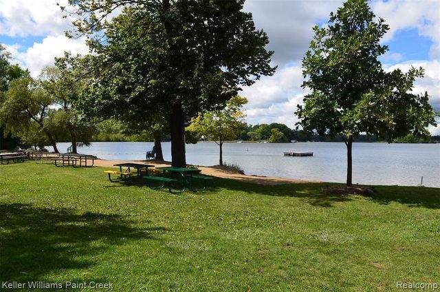 2648 Wildwood Court, Lake Orion, MI 48360