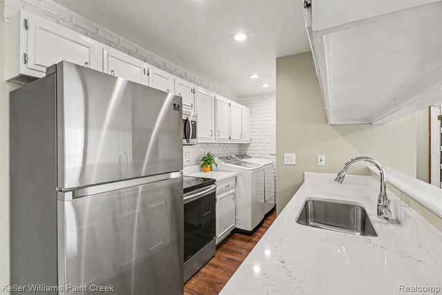 2648 Wildwood Court, Lake Orion, MI 48360