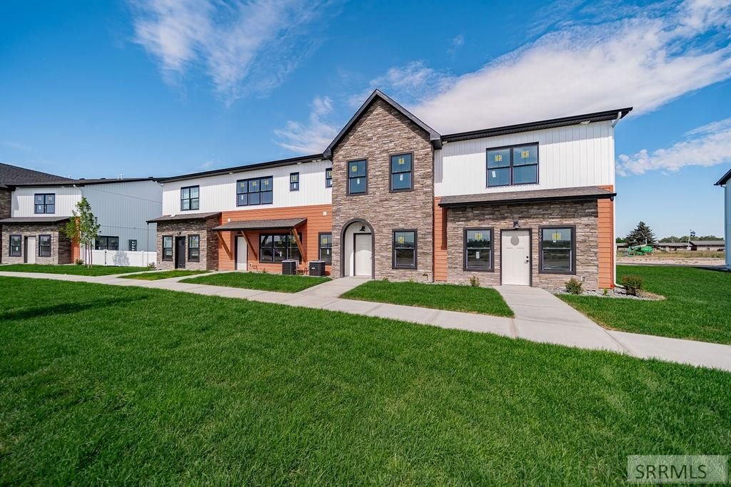 Image 2 of property listing at 4987 N Beach Dr, Idaho Falls, ID 83401