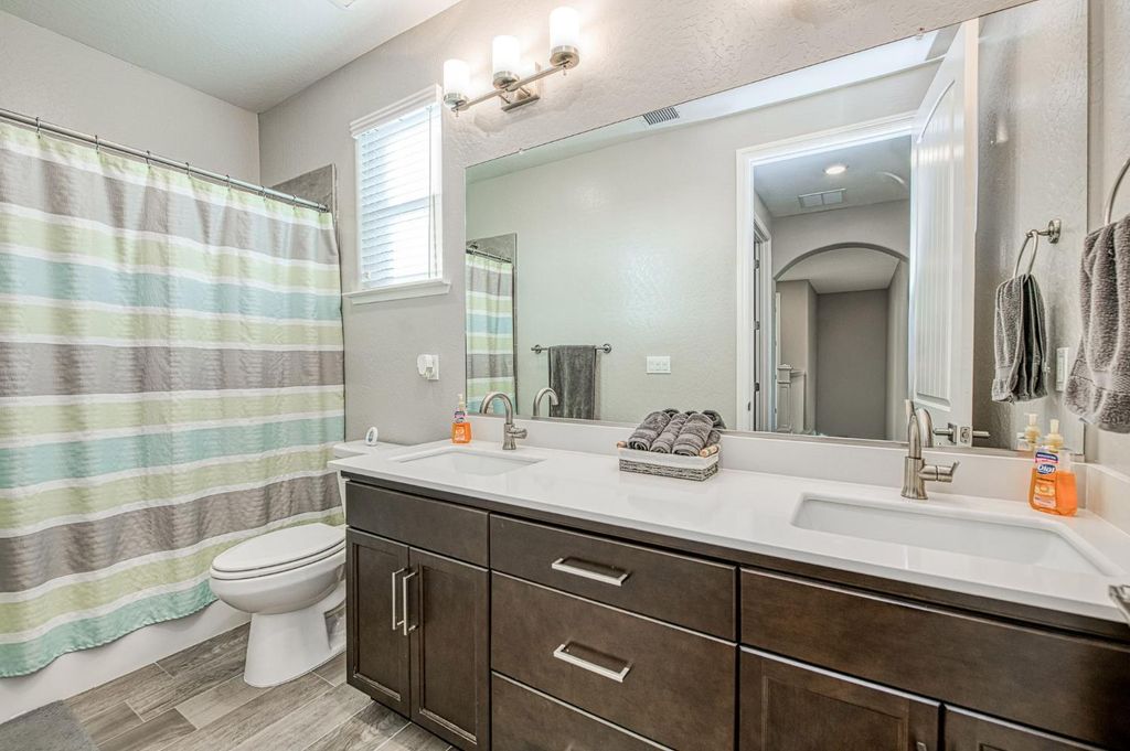 Image 28 of property listing at 19733 Desert Willow Lane, Friant, CA 93626