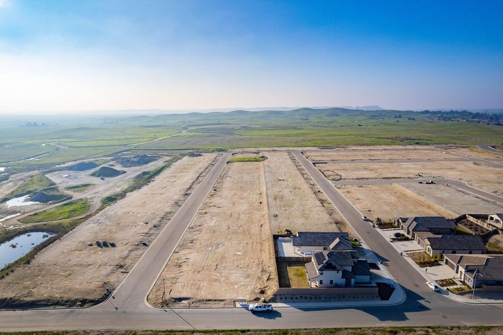 Image 63 of property listing at 19733 Desert Willow Lane, Friant, CA 93626