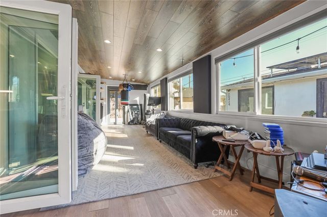 20422 20424 Schoenborn, Winnetka, CA 91306