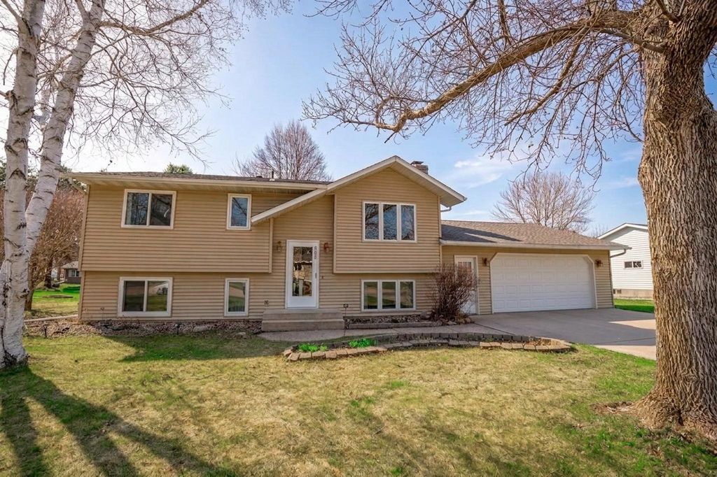608 27th Avenue SW, Willmar, MN 56201