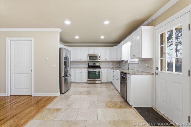 8512 E 121st Street S, Bixby, OK 74008