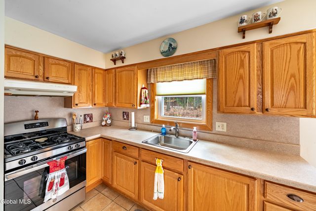 3 Prestwick Avenue, Clifton Park, NY 12065