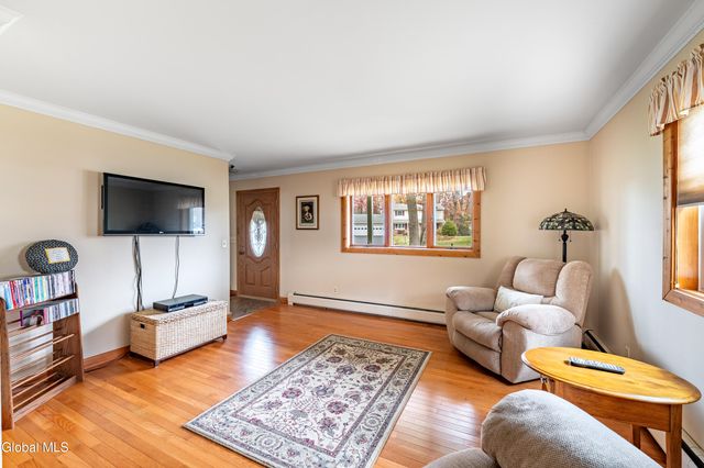 3 Prestwick Avenue, Clifton Park, NY 12065