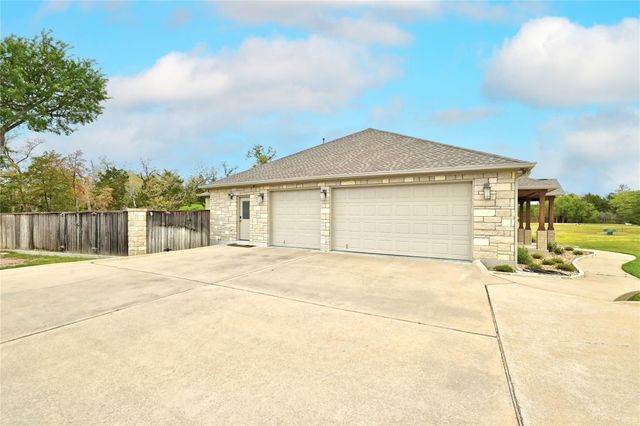 140 Winchester RD, Bastrop, TX 78602