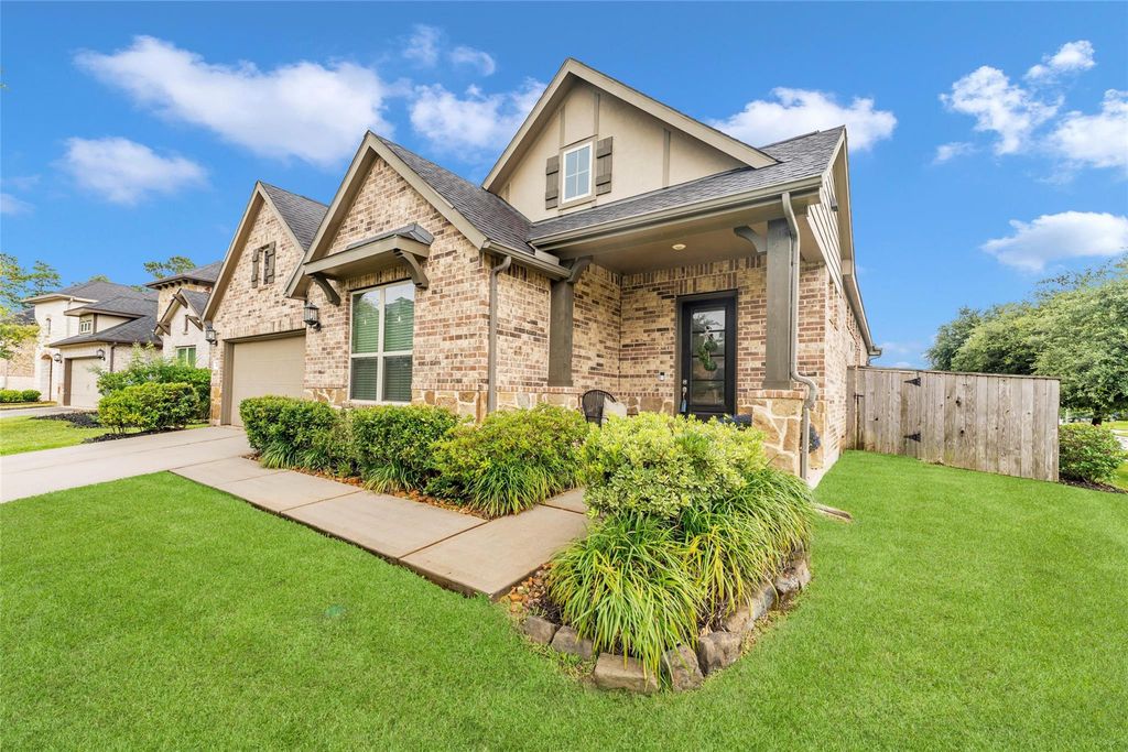 561 Rolling Brook Lane, Pinehurst, TX 77362