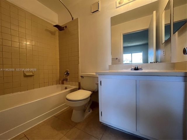 407 E Palm Cir E, Pembroke Pines, FL 33025