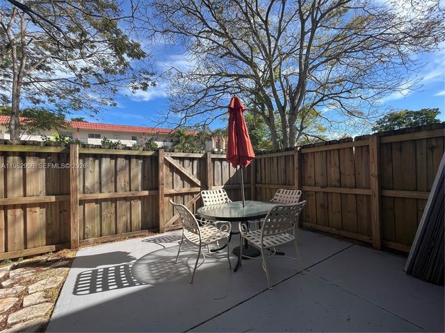 407 E Palm Cir E, Pembroke Pines, FL 33025