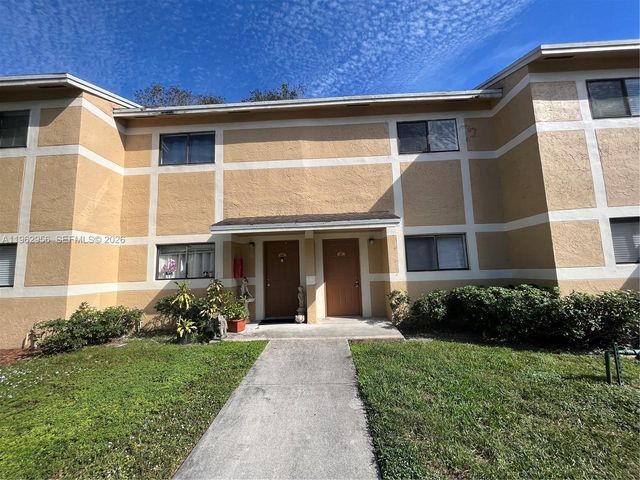 407 E Palm Cir E, Pembroke Pines, FL 33025
