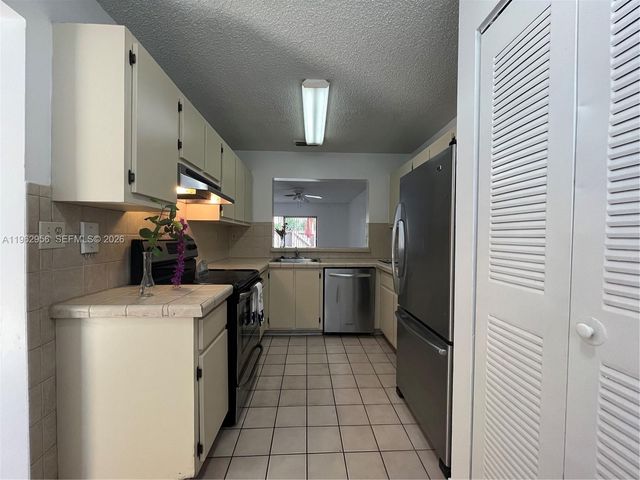 407 E Palm Cir E, Pembroke Pines, FL 33025