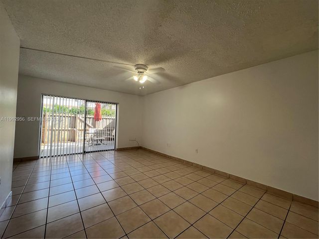 407 E Palm Cir E, Pembroke Pines, FL 33025