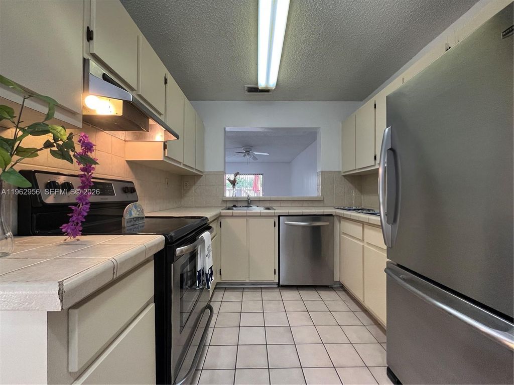 407 E Palm Cir E, Pembroke Pines, FL 33025