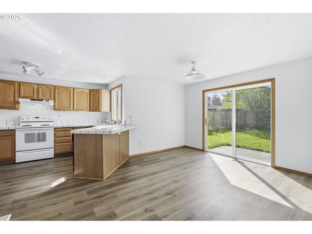 5718 Se STEELE St, Portland, OR 97206