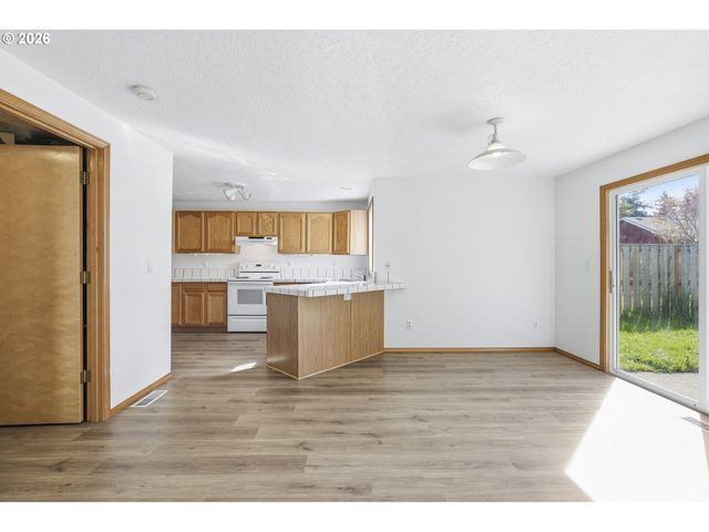 5718 Se STEELE St, Portland, OR 97206