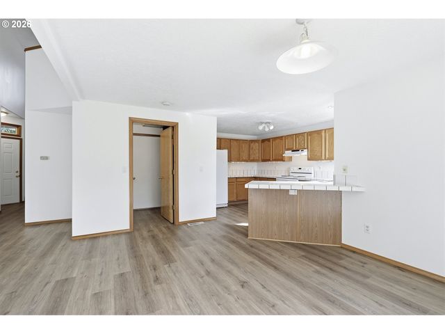 5718 Se STEELE St, Portland, OR 97206