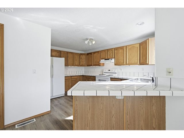 5718 Se STEELE St, Portland, OR 97206