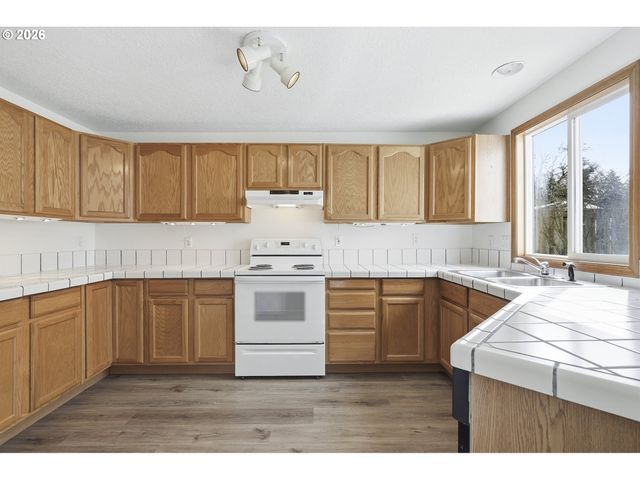 5718 Se STEELE St, Portland, OR 97206