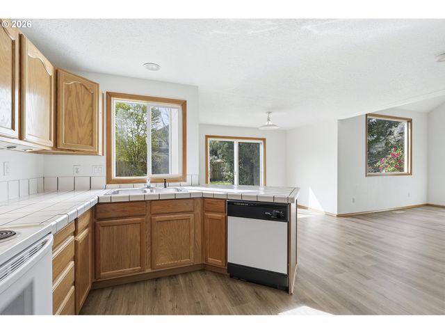 5718 Se STEELE St, Portland, OR 97206