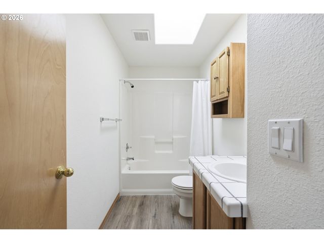 5718 Se STEELE St, Portland, OR 97206