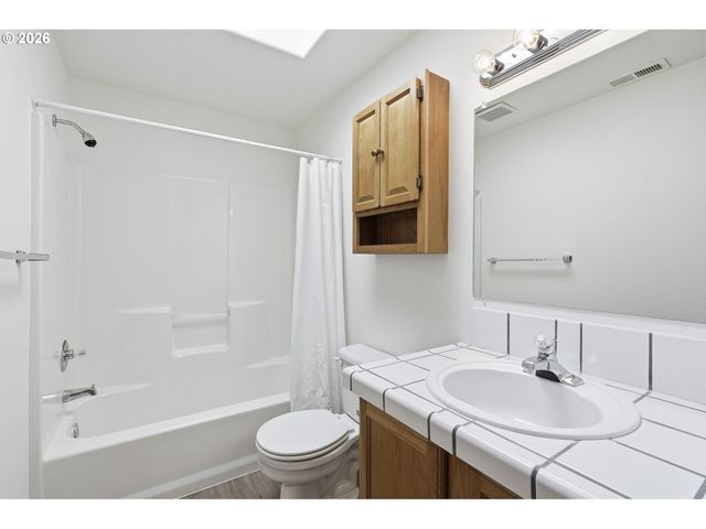 5718 Se STEELE St, Portland, OR 97206