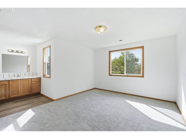 5718 Se STEELE St, Portland, OR 97206