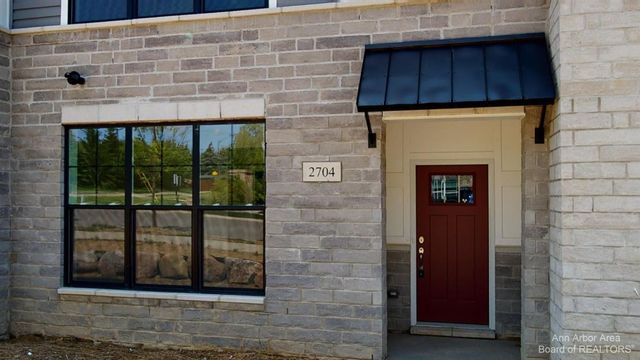 2704 S Spurway Drive, Ann Arbor, MI 48105