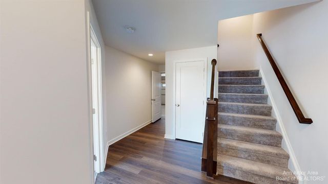 2704 S Spurway Drive, Ann Arbor, MI 48105