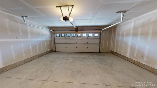 2704 S Spurway Drive, Ann Arbor, MI 48105