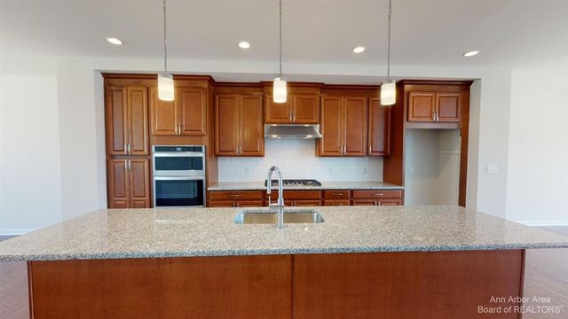 2704 S Spurway Drive, Ann Arbor, MI 48105