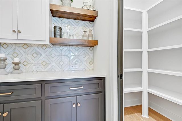 22141 W 94th Terrace, Lenexa, KS 66220