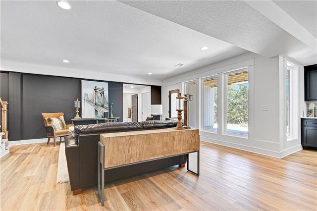 22141 W 94th Terrace, Lenexa, KS 66220