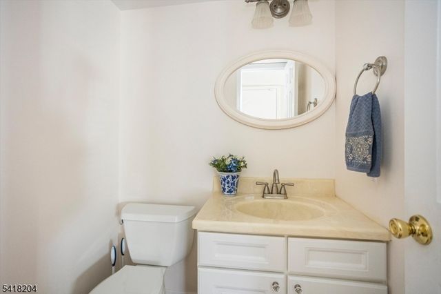 35 Cambridge Rd, Bedminster Twp., NJ 07921