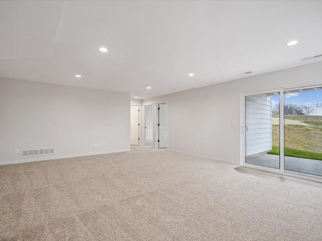 586 Maclan Circle, Iowa City, IA 52246