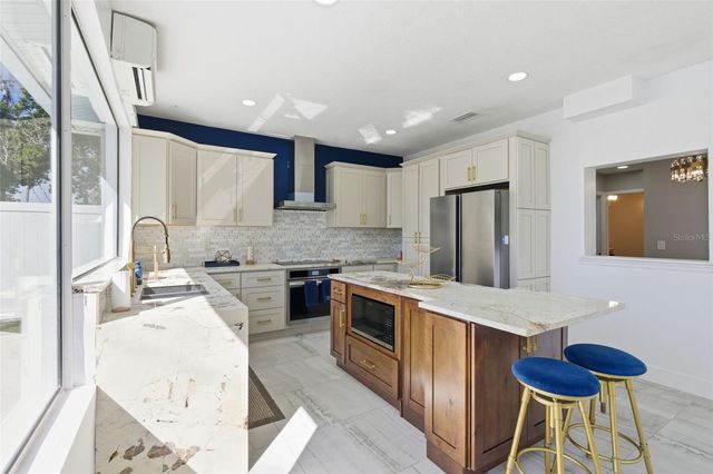 7904 N WOODLYNNE AVENUE, Tampa, FL 33614