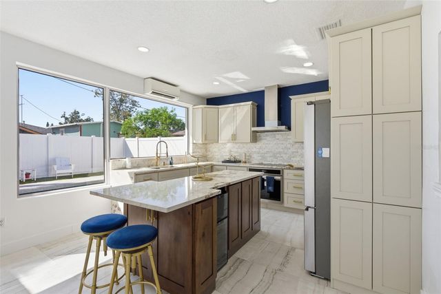 7904 N WOODLYNNE AVENUE, Tampa, FL 33614