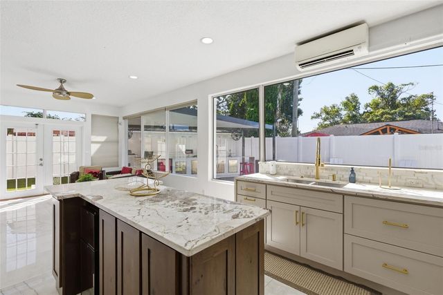 7904 N WOODLYNNE AVENUE, Tampa, FL 33614