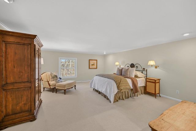 2305 W County Line ROAD, Milwaukee, WI 53217