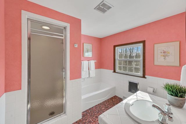 2305 W County Line ROAD, Milwaukee, WI 53217