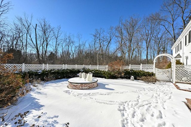 2305 W County Line ROAD, Milwaukee, WI 53217