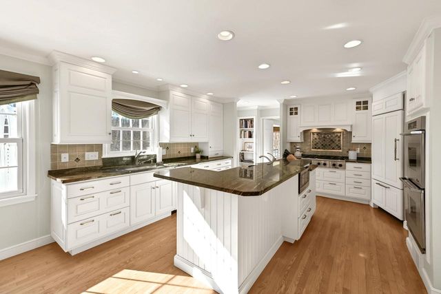 2305 W County Line ROAD, Milwaukee, WI 53217