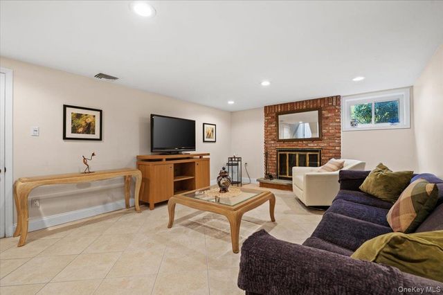 1 Sandra Court, Glen Cove, NY 11542