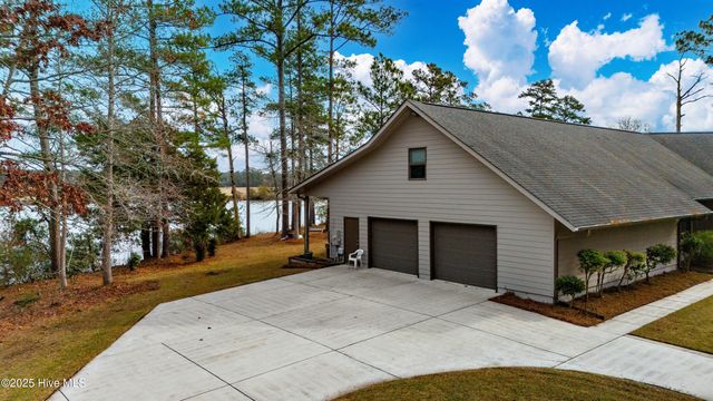 138 Shoreline Court, Oriental, NC 28571