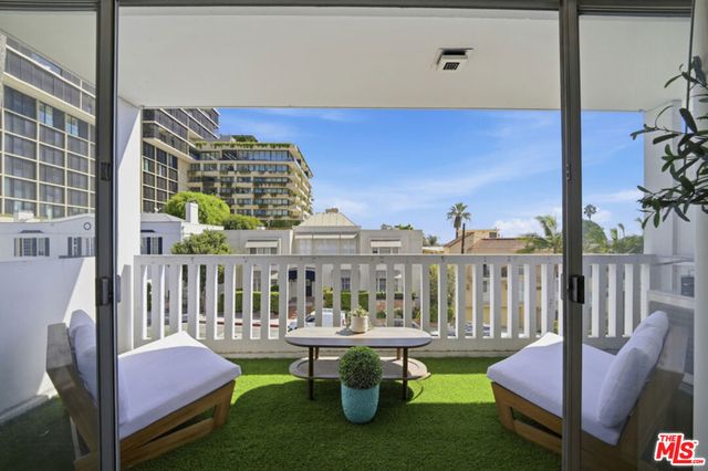 999 N Doheny Drive 205, West Hollywood, CA 90069