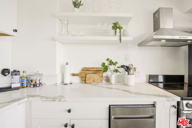 999 N Doheny Drive 205, West Hollywood, CA 90069