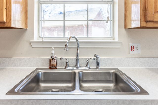 1714 Windsor Drive, Gainesville, TX 76240