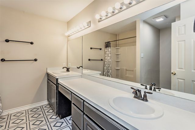 1714 Windsor Drive, Gainesville, TX 76240