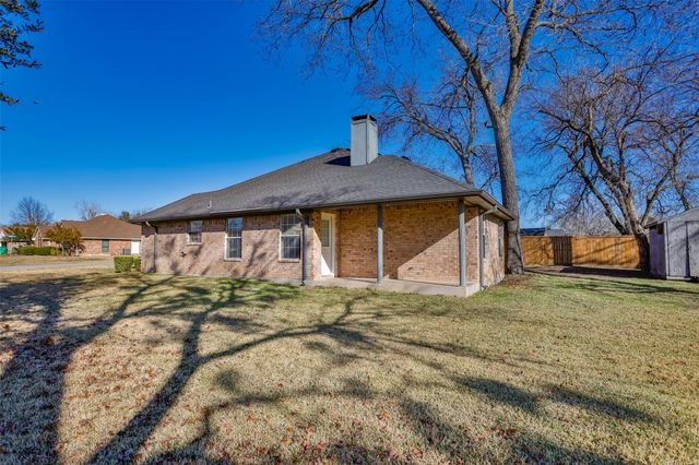 1714 Windsor Drive, Gainesville, TX 76240
